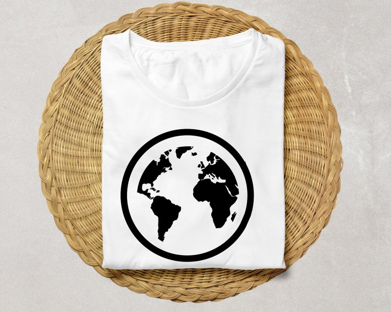K&ouml;nnte beinhalten: Wei&szlig;es T-Shirt mit einem schwarzen Grafikdruck der Erde.