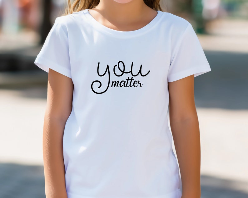 Pode incluir: Camiseta branca com texto preto em letra cursiva que diz "you matter".
