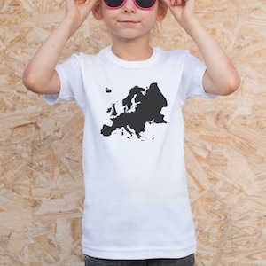 K&ouml;nnte beinhalten: Wei&szlig;es T-Shirt mit einer schwarzen Silhouette des europ&auml;ischen Kontinents auf der Vorderseite.