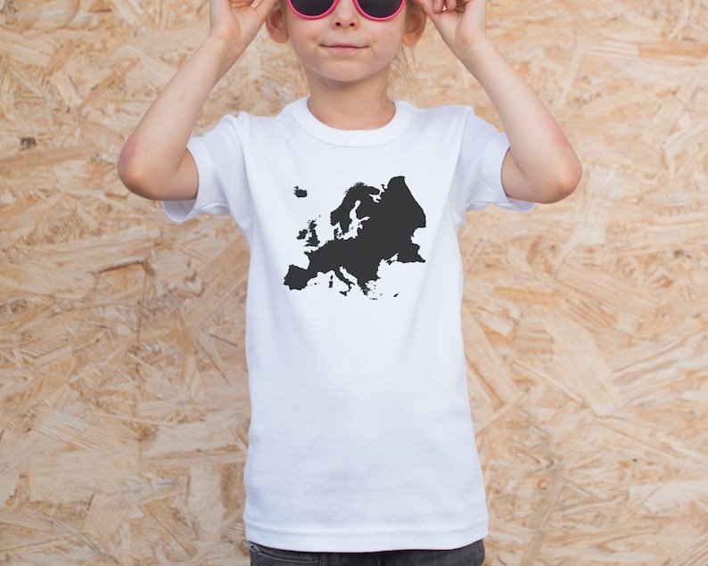 K&ouml;nnte beinhalten: Wei&szlig;es T-Shirt mit einer schwarzen Silhouette des europ&auml;ischen Kontinents auf der Vorderseite.