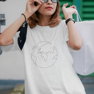 K&ouml;nnte beinhalten: Wei&szlig;es T-Shirt mit einer einfachen Linienzeichnung der Erde auf der Vorderseite.