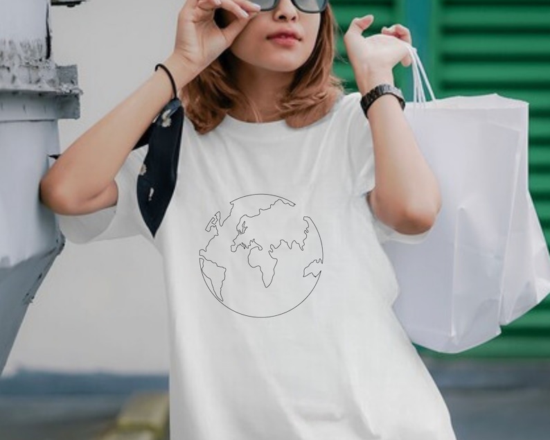 K&ouml;nnte beinhalten: Wei&szlig;es T-Shirt mit einer einfachen Linienzeichnung der Erde auf der Vorderseite.