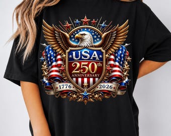 Puede incluir: Camiseta negra con un diseño patriótico que conmemora el 250 aniversario de EE. UU. El gráfico incluye un águila, la bandera estadounidense y los años 1776 y 2026. El diseño es en rojo, blanco, azul y dorado.