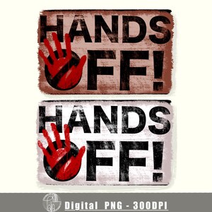 以下が含まれることがあります： 「HANDS OFF!」という黒い文字が書かれた、使い古した木製の看板が2つ。それぞれの看板の中央には、斜めに黒い線が引かれた赤い手の跡がある。