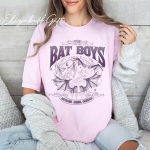 Camisa de doble cara de The Bat Boys, club de fans de The Bat Boys, camisa de The Night Court, merchandising Bookish, camisa de equipo de Bat Boys, sudadera Vintage Acotar imagen 5
