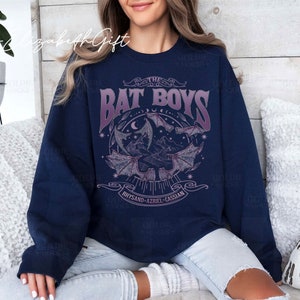 Camisa de doble cara de The Bat Boys, club de fans de The Bat Boys, camisa de The Night Court, merchandising Bookish, camisa de equipo de Bat Boys, sudadera Vintage Acotar imagen 6