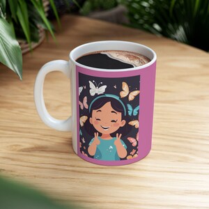 Taza de niña de dibujos animados con cara sonriente y mariposas, tazas navideñas, tazas de cerámica, tazas lindas, venta de tazas, tazas de regalo, regalo para ella