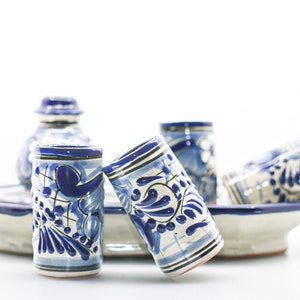7-częściowy zestaw do kieliszków Talavera Tequila 2 oz. Wykonany ręcznie i malowany w Puebla w Meksyku Klasyczny kobaltowo-niebieski design, kieliszki do kieliszków na imprezy, bez ołowiu