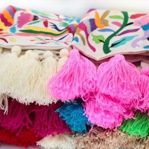 Table Runner - Handwoven Mexican corrido de mesa, Centerpiece, Embroidered Festive Cloth for Traditional Decor