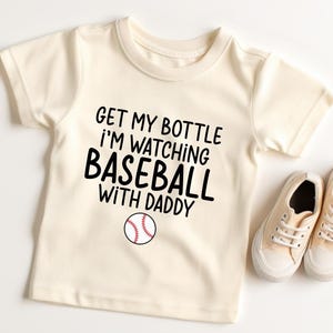 Pegue minha garrafa, estou assistindo beisebol com o papai PNG SVG Arquivos de beisebol Design de camiseta para bebê, design infantil para dia de jogo, roupas esportivas para bebê