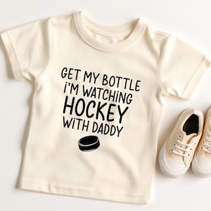 Holen Sie sich meine Flasche, ich schaue Hockey mit Papa PNG SVG Hocky Dateien Baby T-Shirt Design, Spieltag Kinder Design, Sport Babykleidung