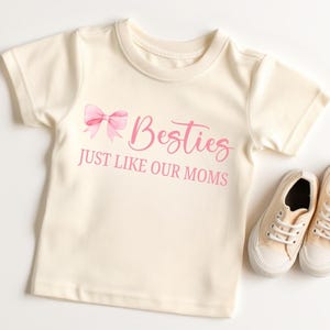 Besties genau wie unsere Mütter kokett PNG SVG rosa Bogen Dateien Baby T-shirt Design Girly Französisch Kinder Design Beste Freunde Cousins Passende Shirts