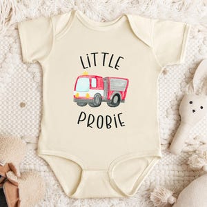 Little Probie PNG SVG brandweerman brandweervrouw zoon brandweerwagen baby peuter kind T-shirt pasgeboren babyromper ontwerp Wee Woo Truck held ontwerp