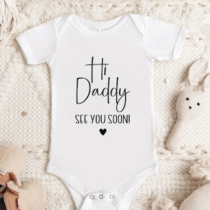 Hola papá, nos vemos pronto PNG SVG, anuncio de embarazo, regalo para el esposo, futuro papá, revelación de bebé, camiseta, diseño de body para recién nacido, bebé milagroso