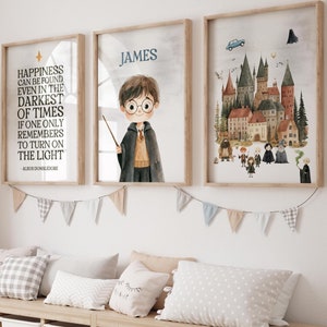 Könnte beinhalten: Drei gerahmte Drucke mit einem Harry-Potter-Motiv. Der erste Druck zeigt ein Zitat von Albus Dumbledore, der zweite Druck zeigt ein Porträt von Harry Potter und der dritte Druck zeigt eine Aquarellillustration von Hogwarts.