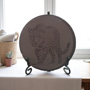 Posavasos y expositor de pizarra con grabado de leopardo de 4″ • Arte de piedra con motivos de vida silvestre para decoración del hogar y regalo