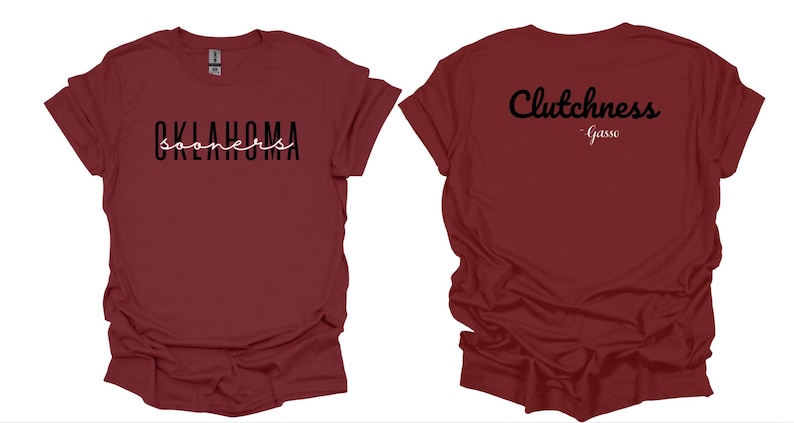 K&ouml;nnte beinhalten: Burgunderfarbene T-Shirts mit Text. Ein Shirt zeigt "OKLAHOMA" in schwarzen Blockbuchstaben mit "sooners" in wei&szlig;er Schrift. Das andere Shirt hat "Clutchness" in schwarzer Schrift und "Gasso" in wei&szlig;er Schrift.