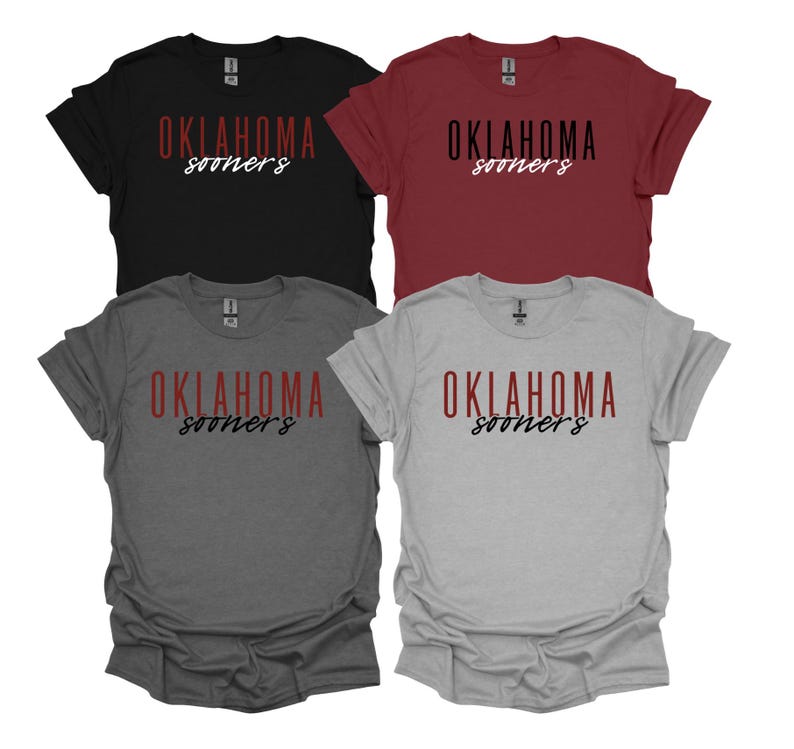 K&ouml;nnte beinhalten: Vier kurz&auml;rmelige T-Shirts in Schwarz, Burgunderrot, Anthrazitgrau und Hellgrau. Jedes Shirt hat das Wort "OKLAHOMA" in fetter, roter Schrift, mit "sooners" in kursiver Schrift darunter. Die Shirts sind aus weichem Material.