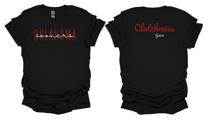 K&ouml;nnte beinhalten: Schwarzes T-Shirt mit den W&ouml;rtern "OKLAHOMA sooners" in roter und wei&szlig;er Schrift auf der Vorderseite. Auf der R&uuml;ckseite des Shirts steht das Wort "Clutchness" in roter Schrift mit dem Namen "Gasso" darunter.