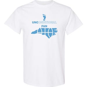 K&ouml;nnte beinhalten: Wei&szlig;es T-Shirt mit hellblauer Grafik. Die Grafik zeigt einen Fu&szlig;abdruck, die Worte "UNCONDITIONAL FAN" und eine stilisierte Umrisskarte von North Carolina mit Basketball-Design. Ein klassisches Rundhals-T-Shirt.