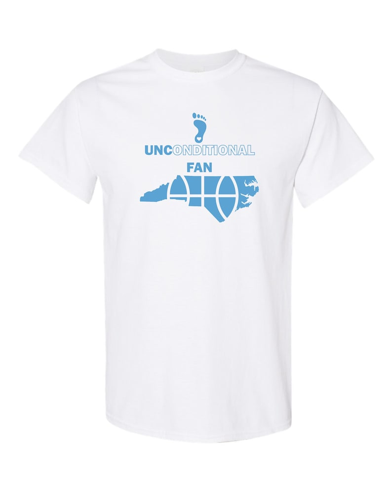 K&ouml;nnte beinhalten: Wei&szlig;es T-Shirt mit hellblauer Grafik. Die Grafik zeigt einen Fu&szlig;abdruck, die Worte "UNCONDITIONAL FAN" und eine stilisierte Umrisskarte von North Carolina mit Basketball-Design. Ein klassisches Rundhals-T-Shirt.