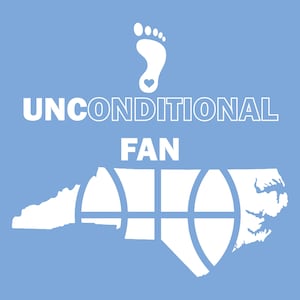 Puede incluir: Gráfico azul claro con las palabras "UNCONDITIONAL FAN" en blanco, una huella blanca con un corazón y un diseño de baloncesto dentro del contorno de un estado. Diseño sencillo y audaz.