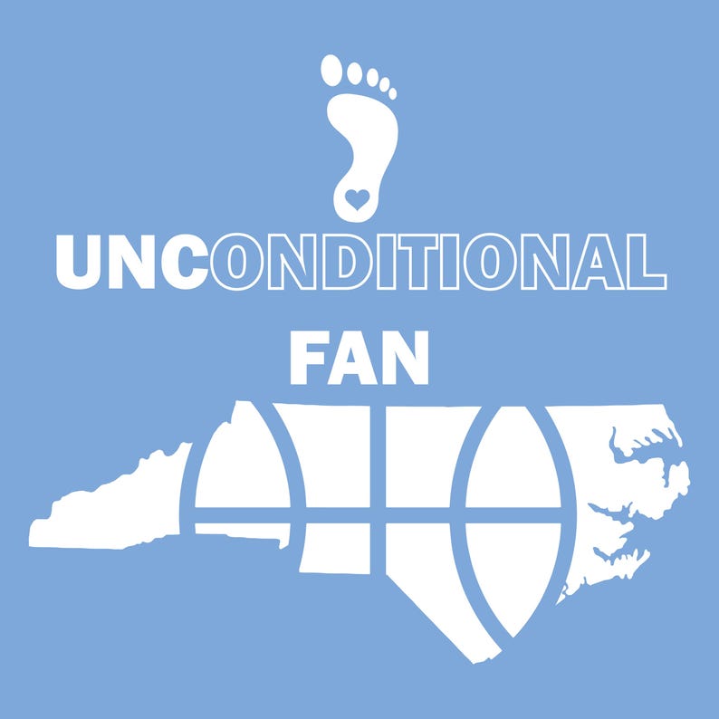 K&ouml;nnte beinhalten: Hellblaues Grafikdesign mit den wei&szlig;en Worten "UNCONDITIONAL FAN", einem wei&szlig;en Fu&szlig;abdruck mit Herz und einem Basketball-Design innerhalb der Umrisse eines Bundesstaates. Schlichtes und klares Design.