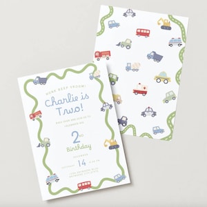 Könnte beinhalten: Eine weiße Einladung mit einem grünen, wellenförmigen Straßenrand. Die Einladung lautet "Honk Beep Vroom! Charlie ist Zwei!" und enthält Details für eine 2. Geburtstagsfeier. Der Hintergrund der Einladung ist ein Muster aus verschiedenen Fahrzeugen.
