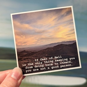 Puede incluir: Impresión cuadrada con un paisaje de montañas bajo un cielo de puesta de sol. La impresión incluye el texto: "Si el miedo al infierno es lo único que te impide hacer daño a los demás, no eres una buena persona."