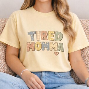 Müde Mama T-Shirt | Retro Patch inspirierter Schriftzug, gemütliches neutrales T-Shirt