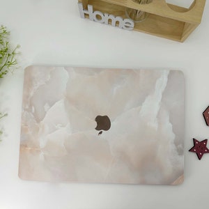 Housse Macbook Air 13 pois roses initiales personnalisées