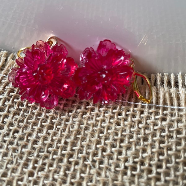 Paire de boucles d’oreilles en forme de pivoine en résine epoxy rose  faites mains avec accroches dormeuse , bijou femme