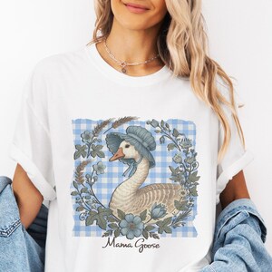 MAMA GOOSE Comfort Colors - Vintage Silly Goose Mom - Boho Floral Mom Gift - Retro Mama Gingham Shirt - Mother Day T-Shirt - Farmhouse Goose