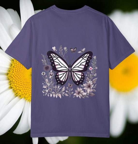 Camiseta con estampado floral de mariposas hippies, colores