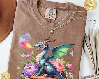Camiseta Dragon Comfort Color, camiseta medieval pastel con temática de libros, camiseta floral artística, regalo para lectores de fantasía, camiseta Castlecore para amantes de los dragones