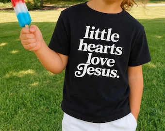 Little Hearts Love Jesus - Camiseta cristiana infantil – Camiseta juvenil minimalista con temática religiosa