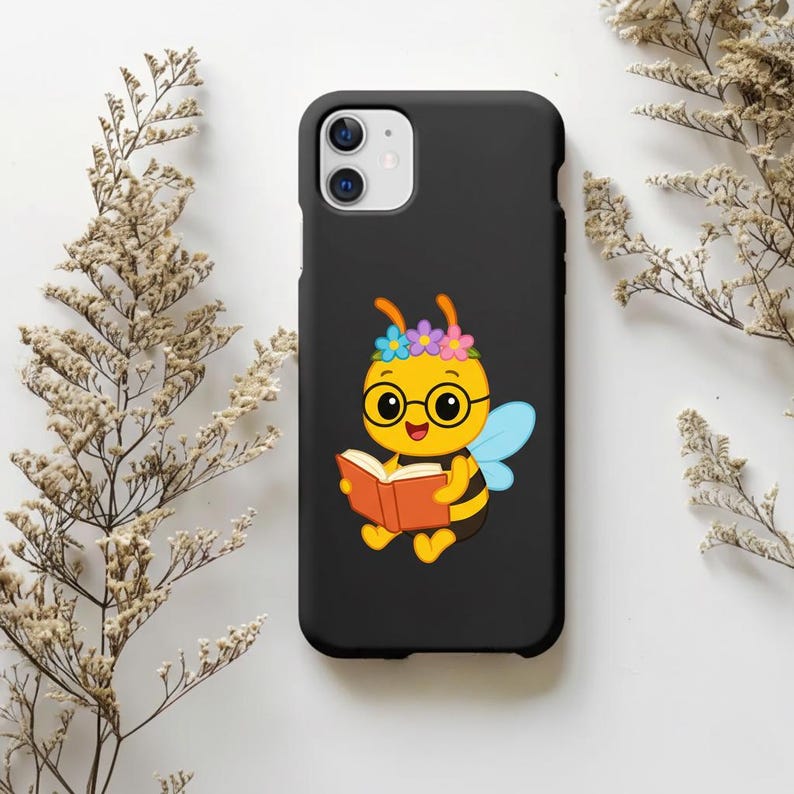 Peut inclure: Coque de t&eacute;l&eacute;phone noire avec un dessin d'abeille de dessin anim&eacute;. L'abeille porte des lunettes et une couronne de fleurs, et tient un livre. L'abeille est jaune, noire et bleue. L'&eacute;tui a une finition brillante.