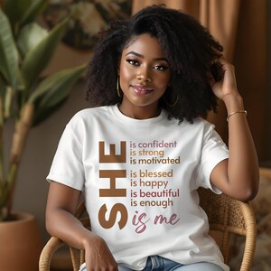 黒人女性 T シャツ、She Is Me スウェットシャツ、黒人女性スウェットシャツ、インスピレーション スウェットシャツ、黒人の歴史、黒人女性パーカー、BLM シャツ