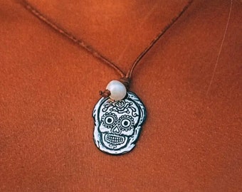 Collier de perles côté tête de mort, pendentif en argent 925, cordon en cuir authentique, perle blanche de qualité supérieure, bijoux faits main, tête de mort