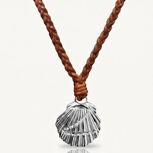 Collier Coquillage Z | Coquillage marin en acier inoxydable étanche sur cordon en cuir tressé | Bijou de surf pour hommes et femmes