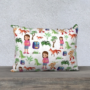 Puede incluir: Una funda de almohada blanca con un patrón colorido de chicas de dibujos animados, monos, zorros y plantas. El patrón se repite en toda la funda de almohada.