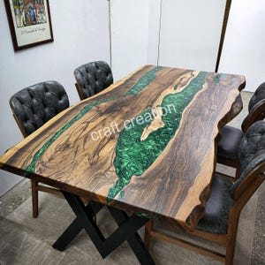 kundenspezifischer Epoxy-Tisch, Beistelltisch, Harztisch, runder Couchtisch, Couchtisch aus Holz, rustikaler Couchtisch, Live-Edge-Tisch, Esstisch