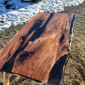 kundenspezifischer Epoxy-Tisch, Beistelltisch, Harztisch, runder Couchtisch, Couchtisch aus Holz, rustikaler Couchtisch, Live-Edge-Tisch, Esstisch