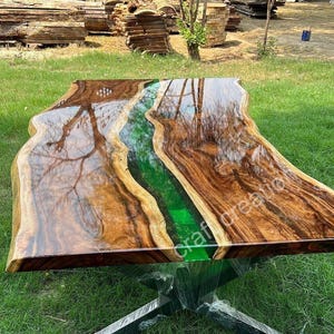 Epoxyd Tisch, Beistelltisch, Harztisch, runder Couchtisch, Couchtisch aus Holz, rustikaler Couchtisch, Live Edge Tisch, Esstisch Nussbaum