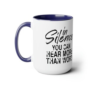 Inspirierende Keramiktasse - &quot;In Silence You Can Hear More Than Words&quot; Kaffeetasse - Reflection, Wisdom, Serenity