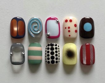 Ręcznie robione paznokcie w stylu Mod Pop Art z lat 60. | Retro abstrakcyjne geometryczne wzory w kropki | Odjechane kolorowe, niedopasowane, krótkie, kwadratowe sztuczne paznokcie