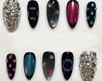 Presse typographique disco de l'an 2000 sur les ongles, faux ongles étoile chromée noire, nail art bling strass