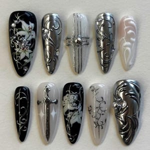 Ongles faits main gothiques argentés chromés | épée Dark Fantasy et illustration de lys blanc | Faux ongles esthétiques 3D Cross Vampire