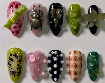 Weirdcore Natur Drücken Sie auf die Nägel | 3D Käfer & Venusfliegenfalle Nail Art | Surreal Biophile False Nails | Eklektische botanische Kleber auf den Nägeln