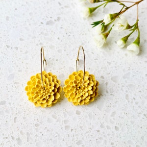 Hoop earring flower dahlia earring dangly hoop gold earring spring dahlia clay earring handmade gift for friend image 3